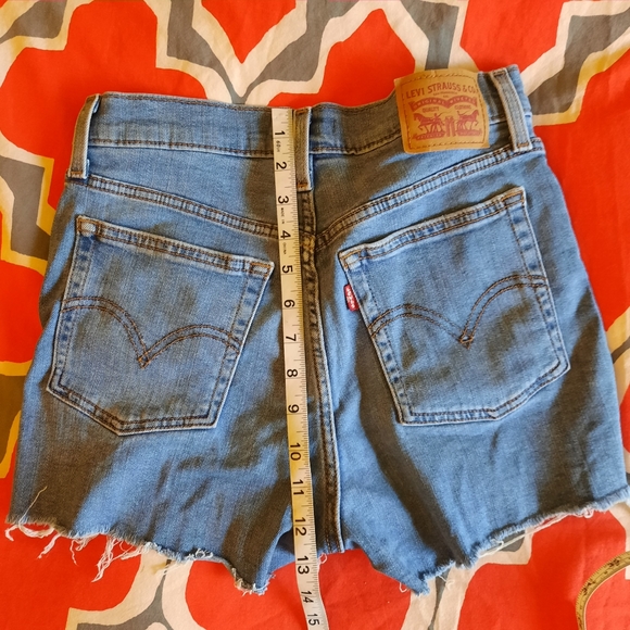 Levi's high rise distressed shorts 28 - Picture 7 of 10